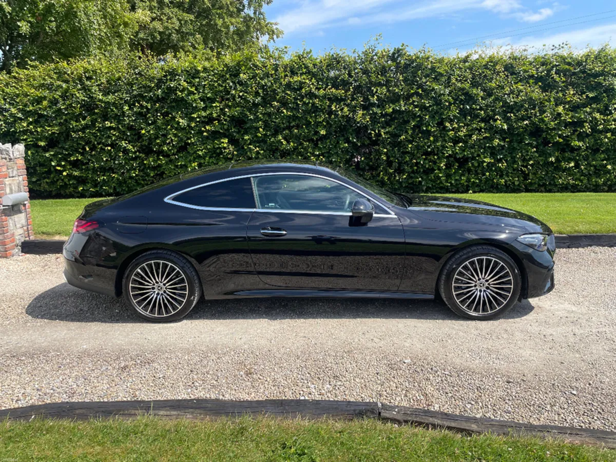 Mercedes-Benz CLE 300 AMG LINE PREMIUM E PLUS - Image 4