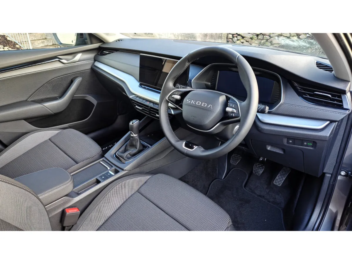 Skoda Octavia OCTAVIA COMBI SELECTION 1.5TSI 115HP - Image 6