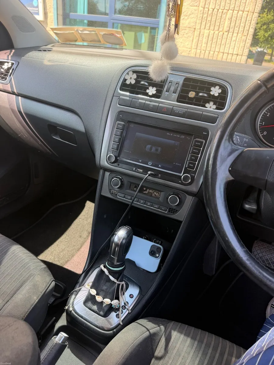 Volkswagen Polo 2011 - Image 2