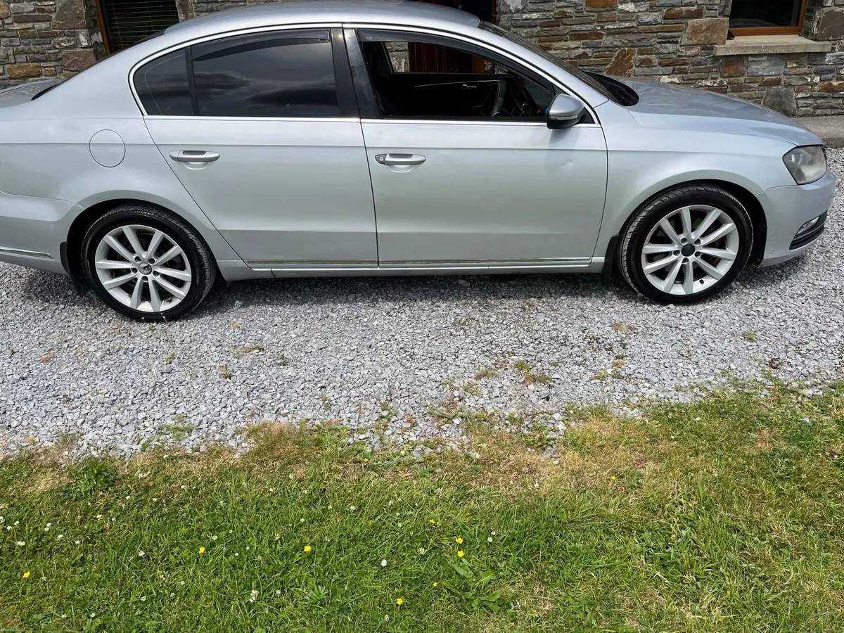 Volkswagen Passat 2011 - Image 3