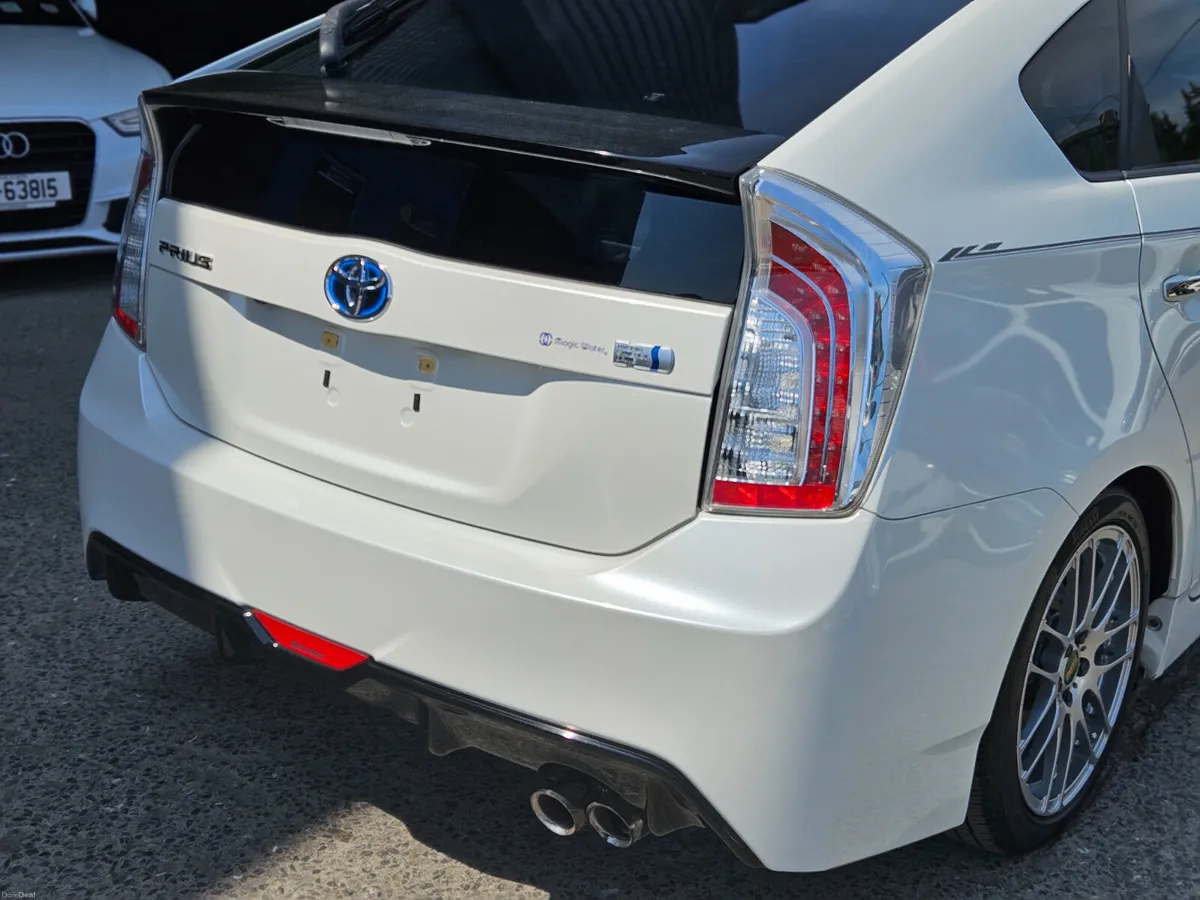 2014 Toyota Prius Hybrid Automatic/ sports - Image 4