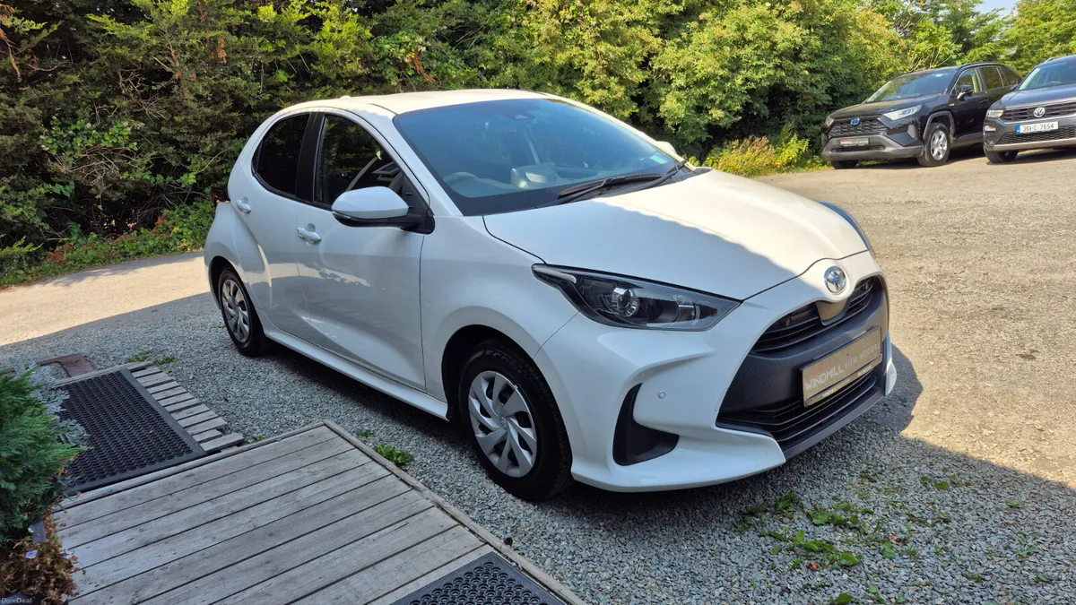 Toyota Yaris 1.5 Hybrid 2021 - Image 2