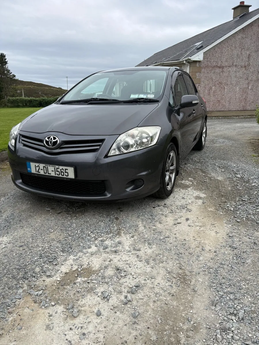 Toyota Auris 2012 - Image 2