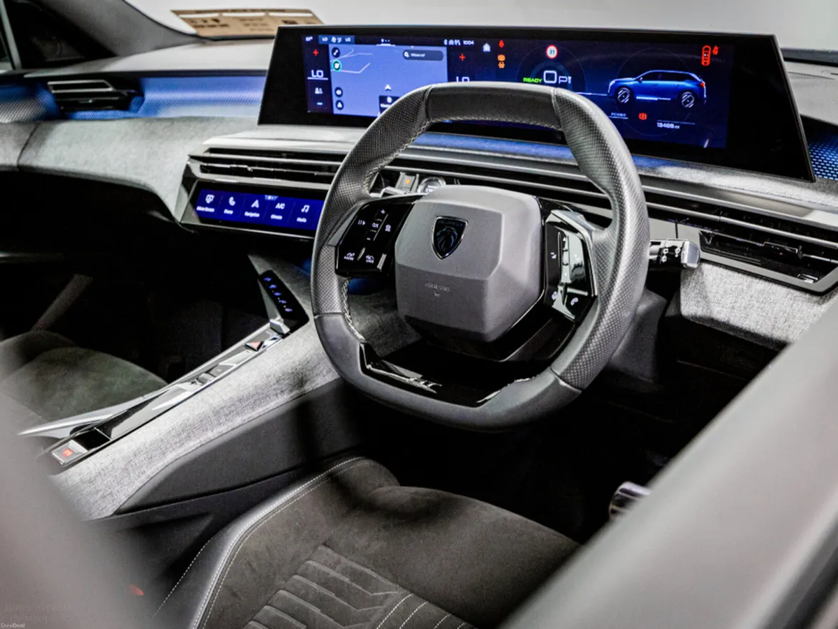 Peugeot 5008 E-GT 72kWh 210HP - 7 Seats - Image 2