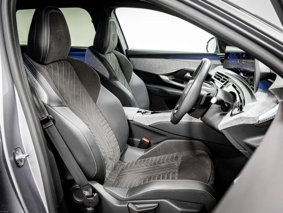 Peugeot 5008 E-GT 72kWh 210HP - 7 Seats - Image 4