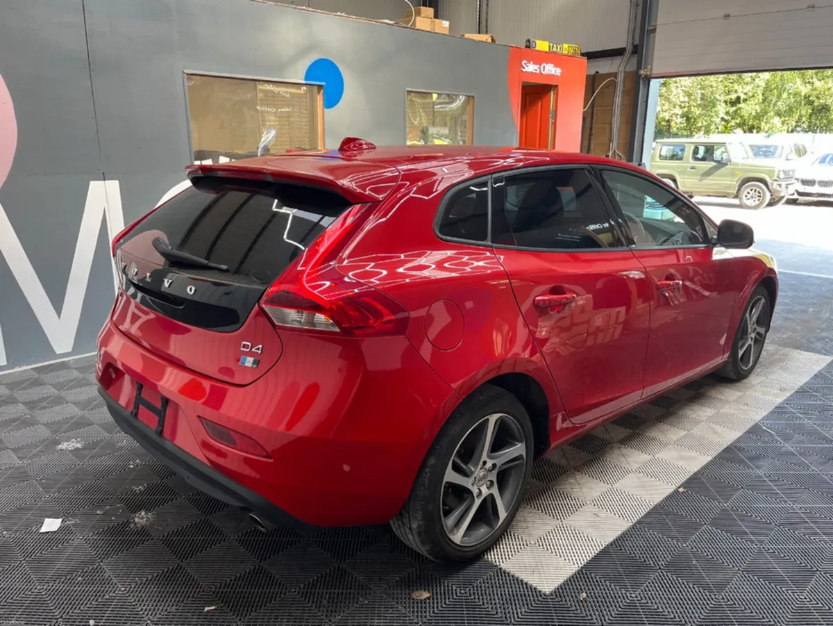 Volvo V40 2018 VOLVO V40 D4 MOMENTUM 2.0 AUTOMATIC - Image 2