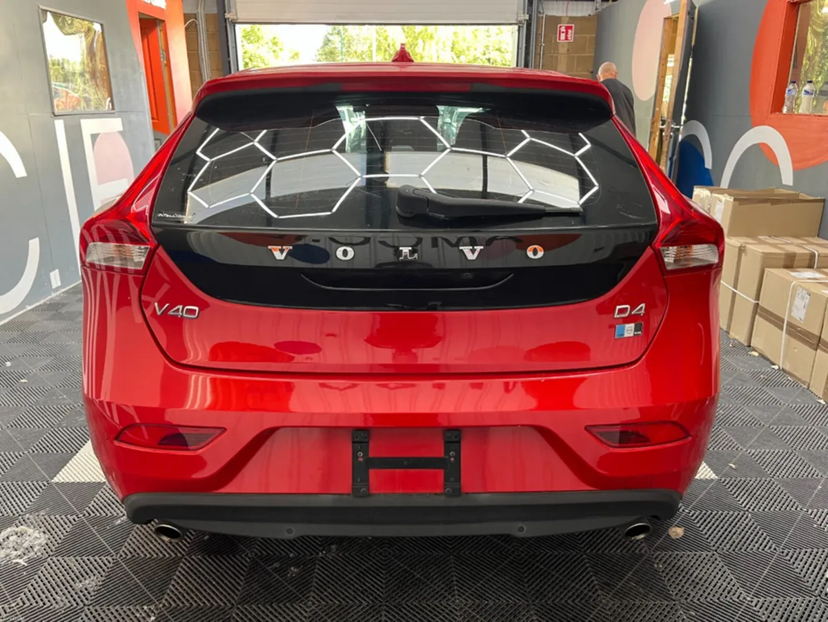 Volvo V40 2018 VOLVO V40 D4 MOMENTUM 2.0 AUTOMATIC - Image 3