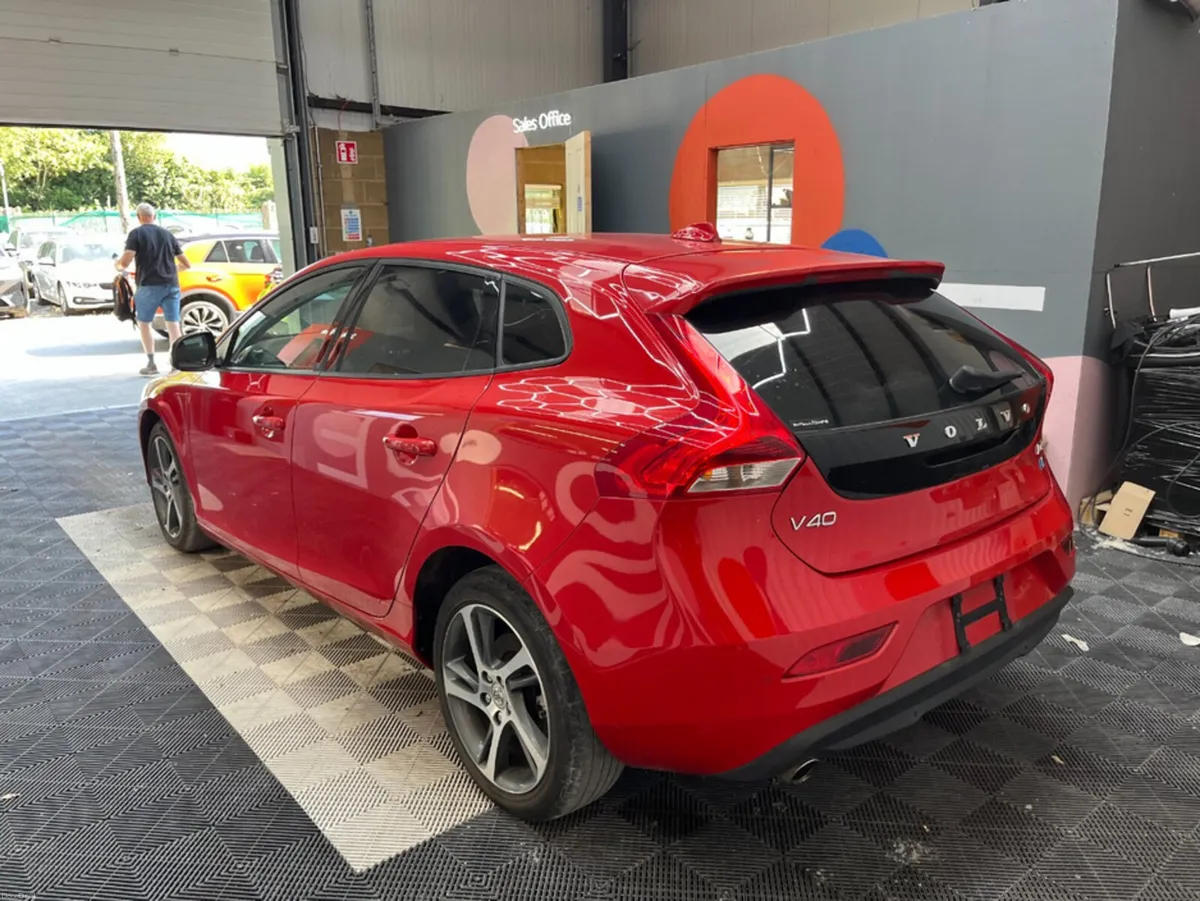 Volvo V40 2018 VOLVO V40 D4 MOMENTUM 2.0 AUTOMATIC - Image 4