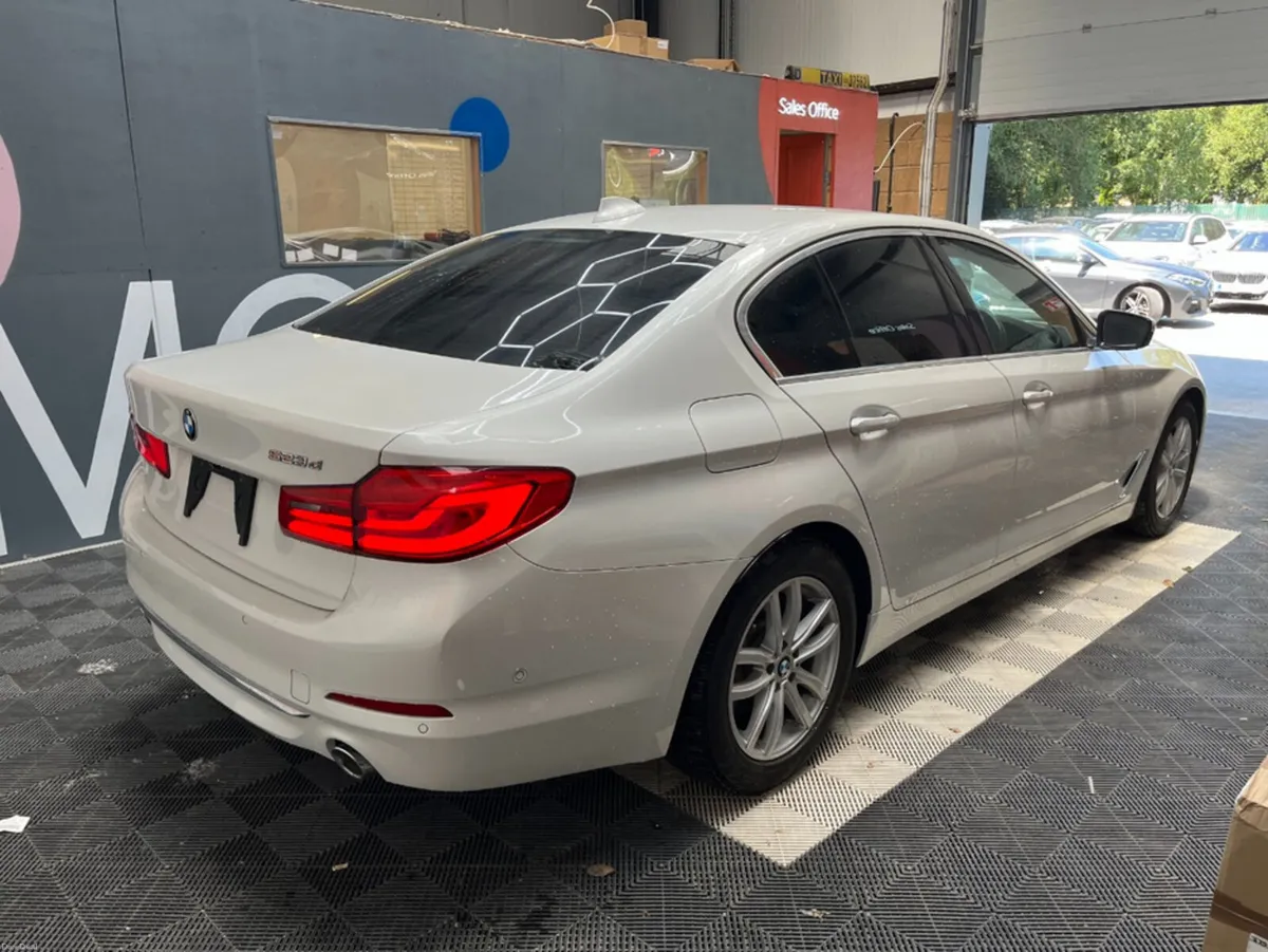 BMW 5-Series 2019 BMW 523D LUXURY 2.0 AUTOMATIC / - Image 2