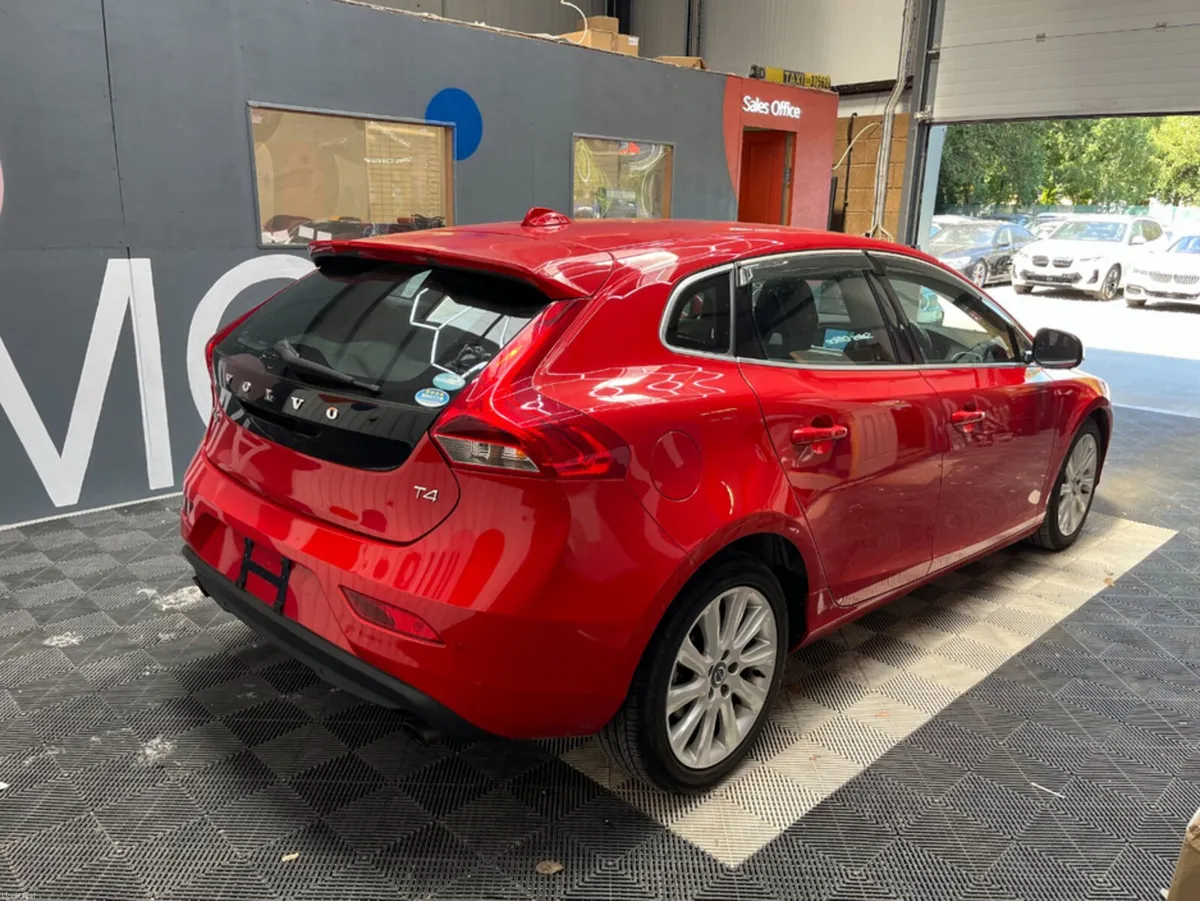 Volvo V40 2015 VOLVO V40 T4 1.6 AUTOMATIC / CRUISE - Image 2