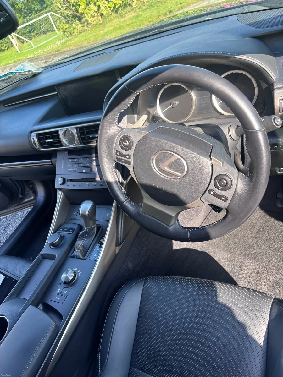 Lexus IS300h - Image 3