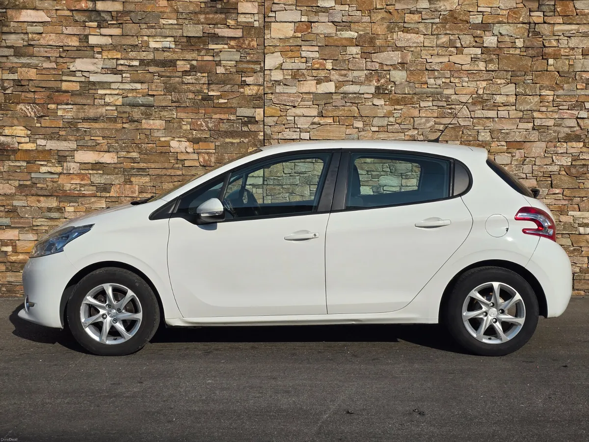 141 Peugeot 208 1.2 Petrol - Image 3