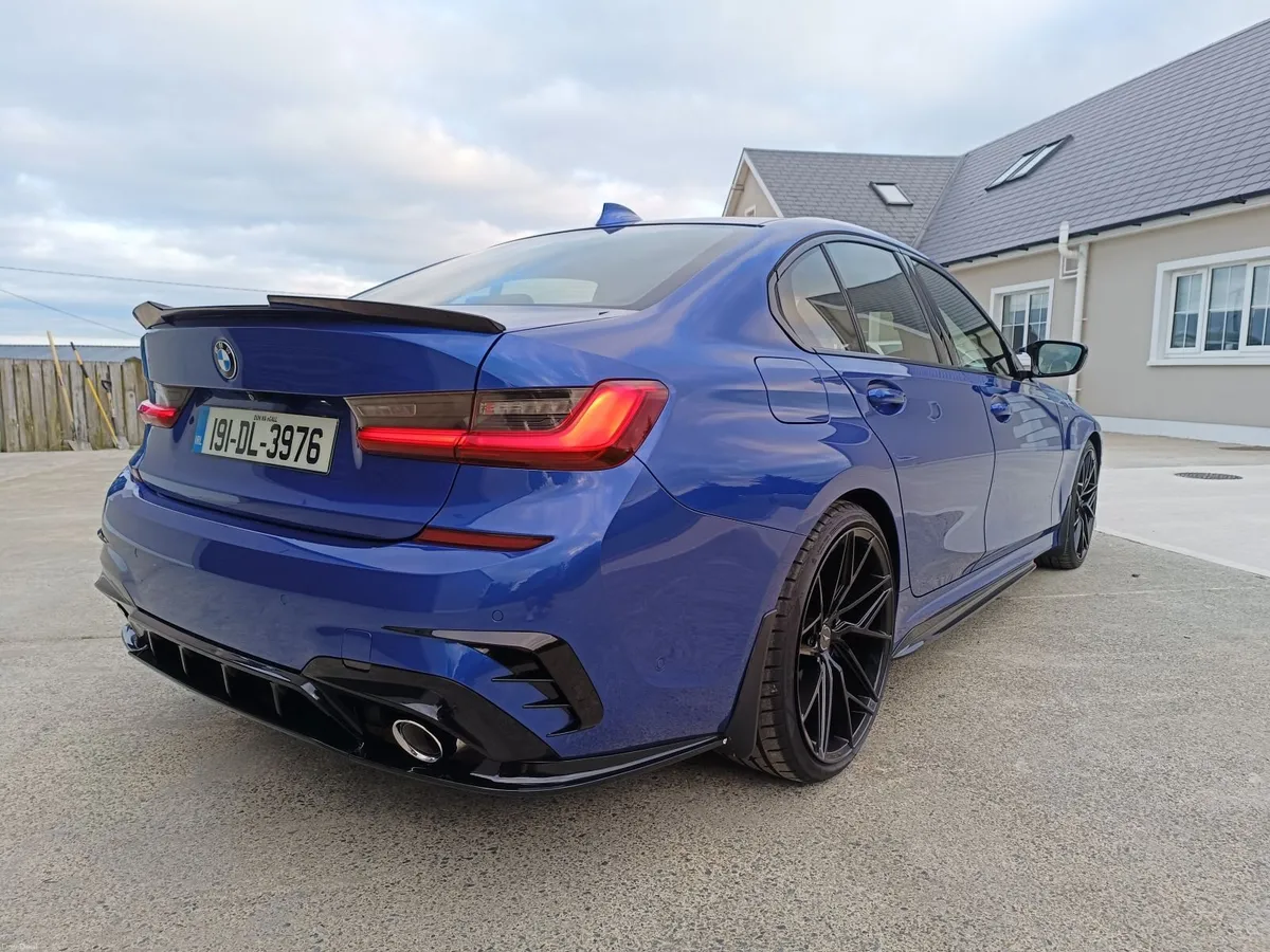 BMW 3-Series 2019 - Image 2