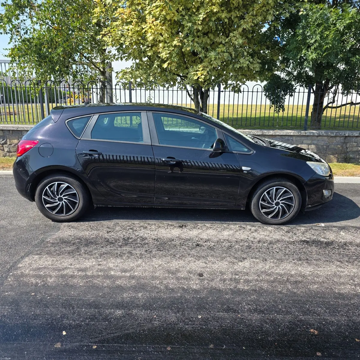 Opel Astra 2010 - Image 2
