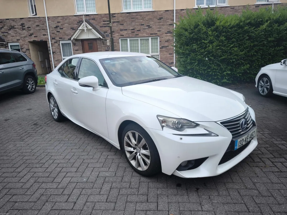 Lexus IS 300h  2013 - Image 2