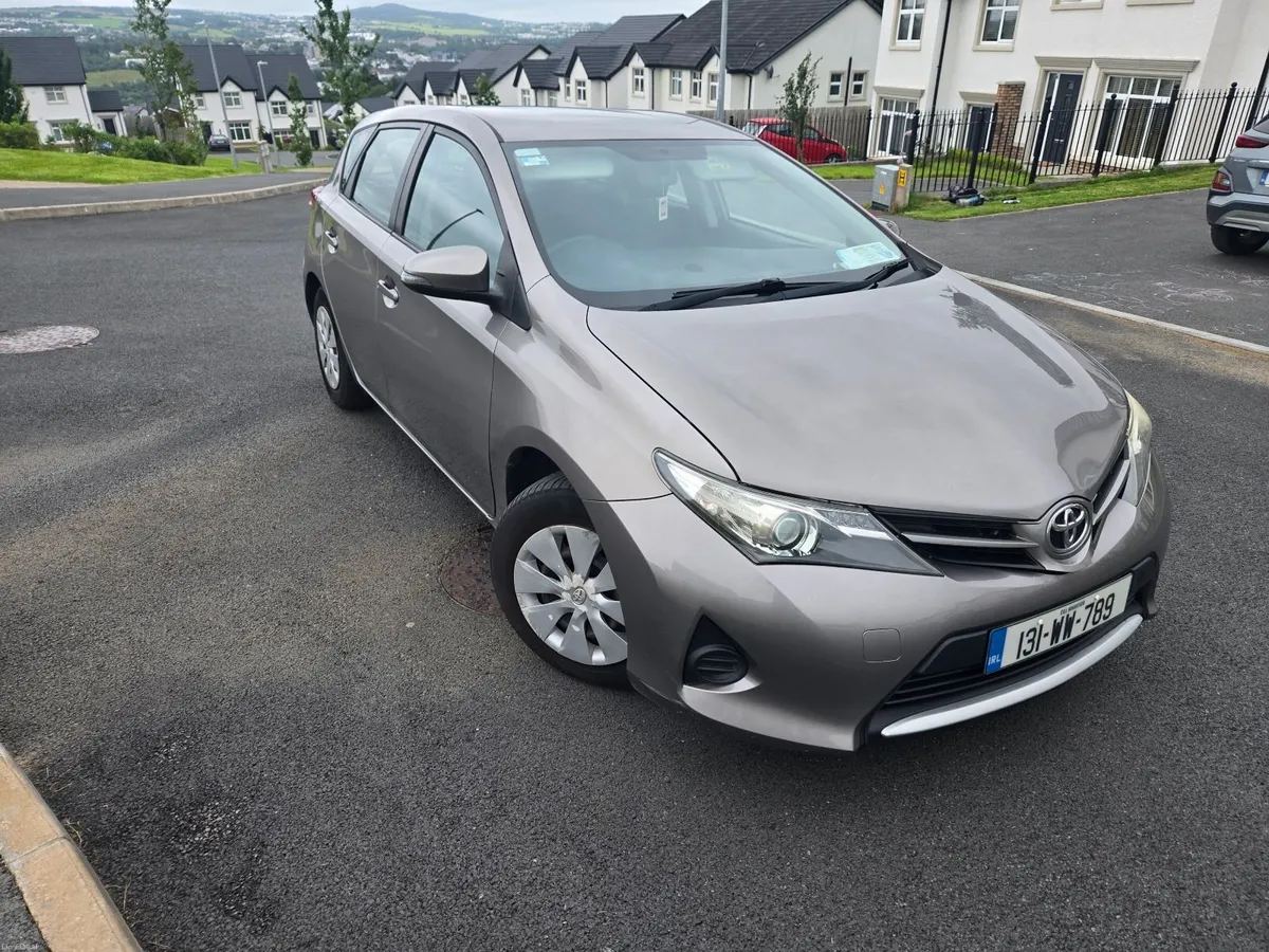 Toyota Auris 2013 diesel - Image 1