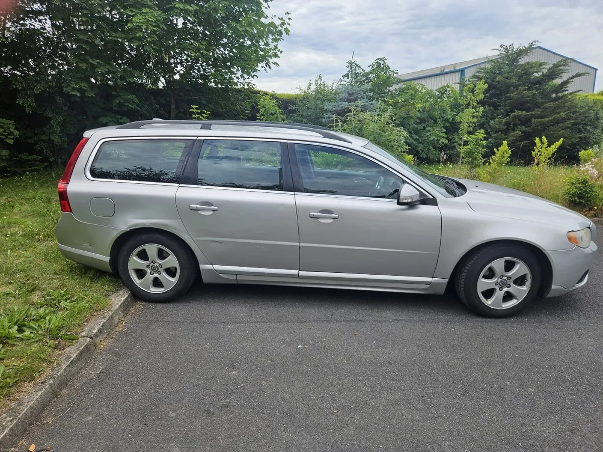 Volvo V70 2010 - Image 2