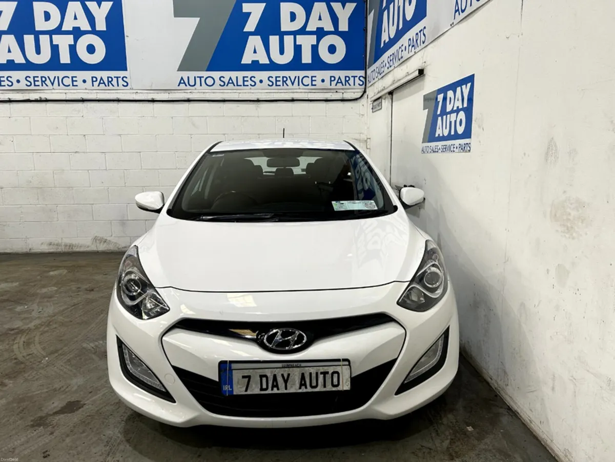 Hyundai i30 1.6 DSL DELUXE 4DR - Image 2