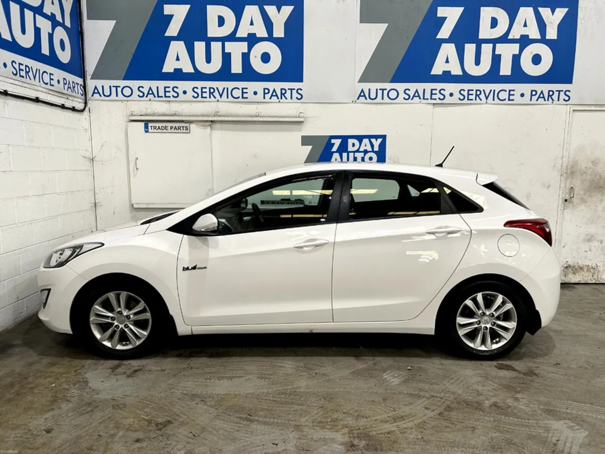 Hyundai i30 1.6 DSL DELUXE 4DR - Image 4