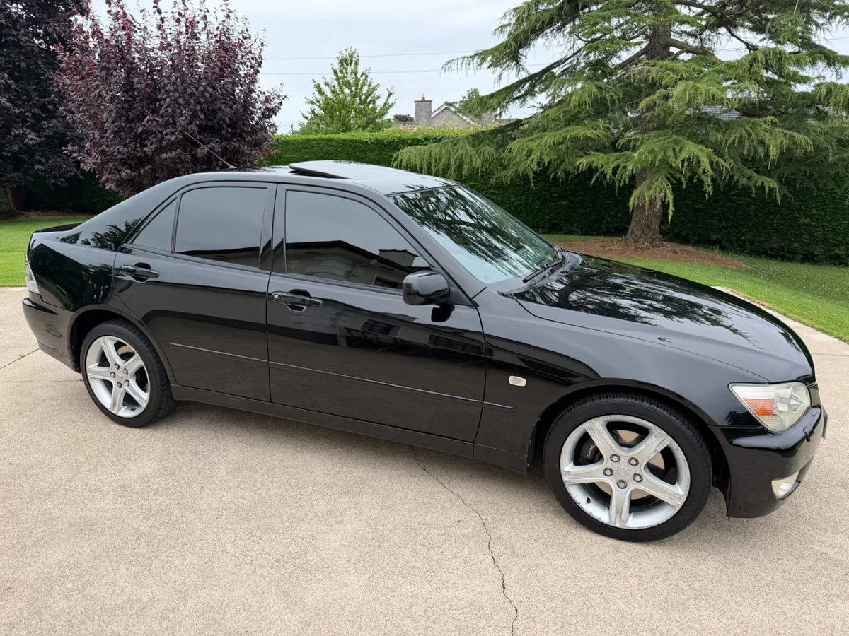 2001 LEXUS IS200 SE | SUNROOF | PRIVACY GLASS - Image 6
