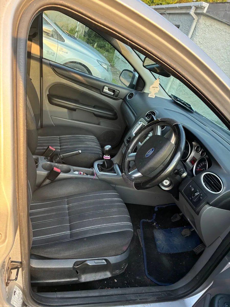 Ford Focus 2010 - Image 2