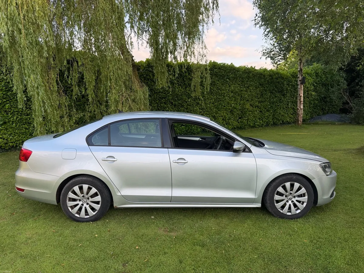 12 Volkswagen Jetta 1.6 Tdi Automatic - Image 1