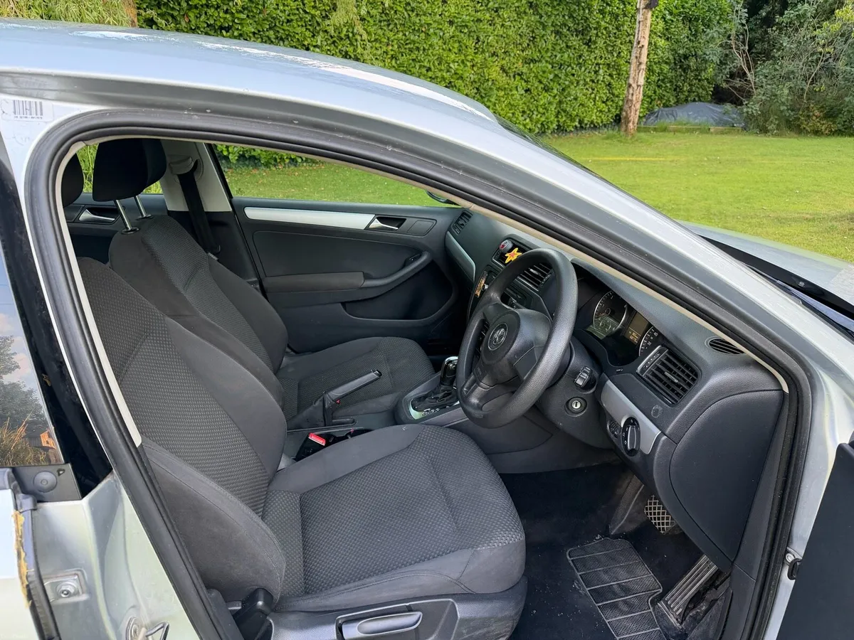 12 Volkswagen Jetta 1.6 Tdi Automatic - Image 4