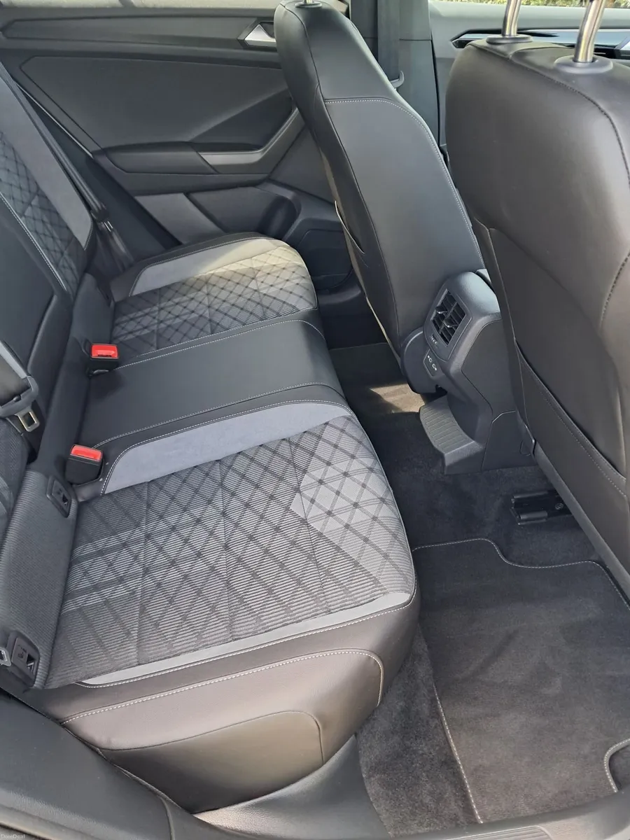 Volkswagen T-Roc 2025 - Image 2