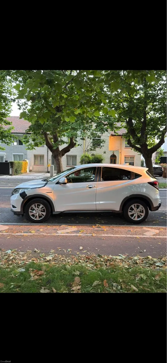 Honda vezel 2014 AWD hybrid - Image 3