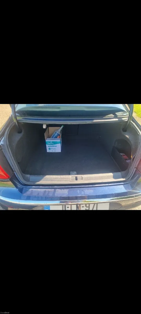 Volkswagen Passat 2011 - Image 2