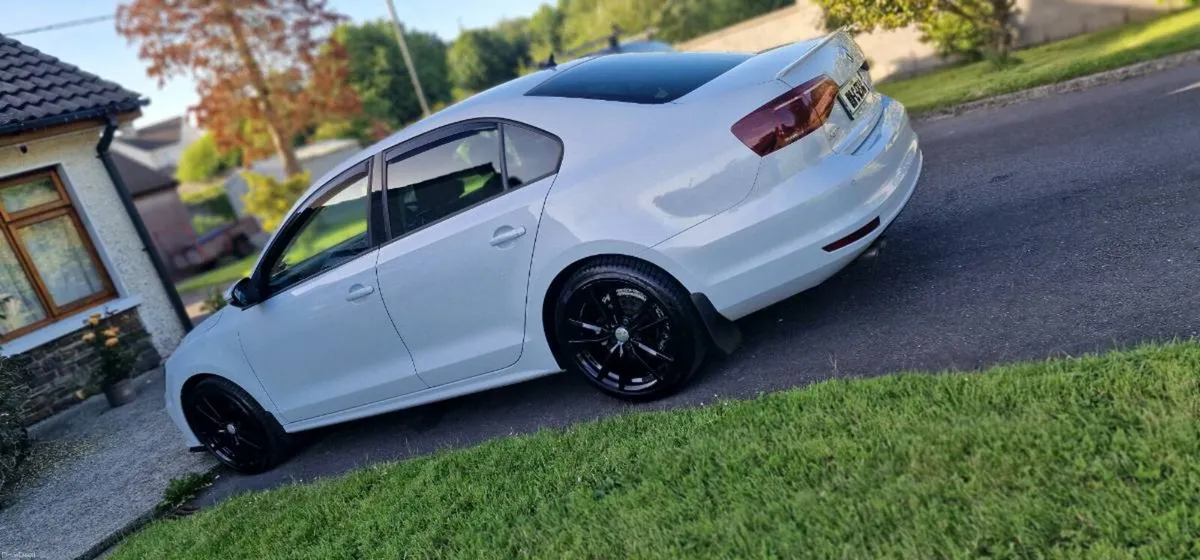 Volkswagen Jetta 2018 - Image 2