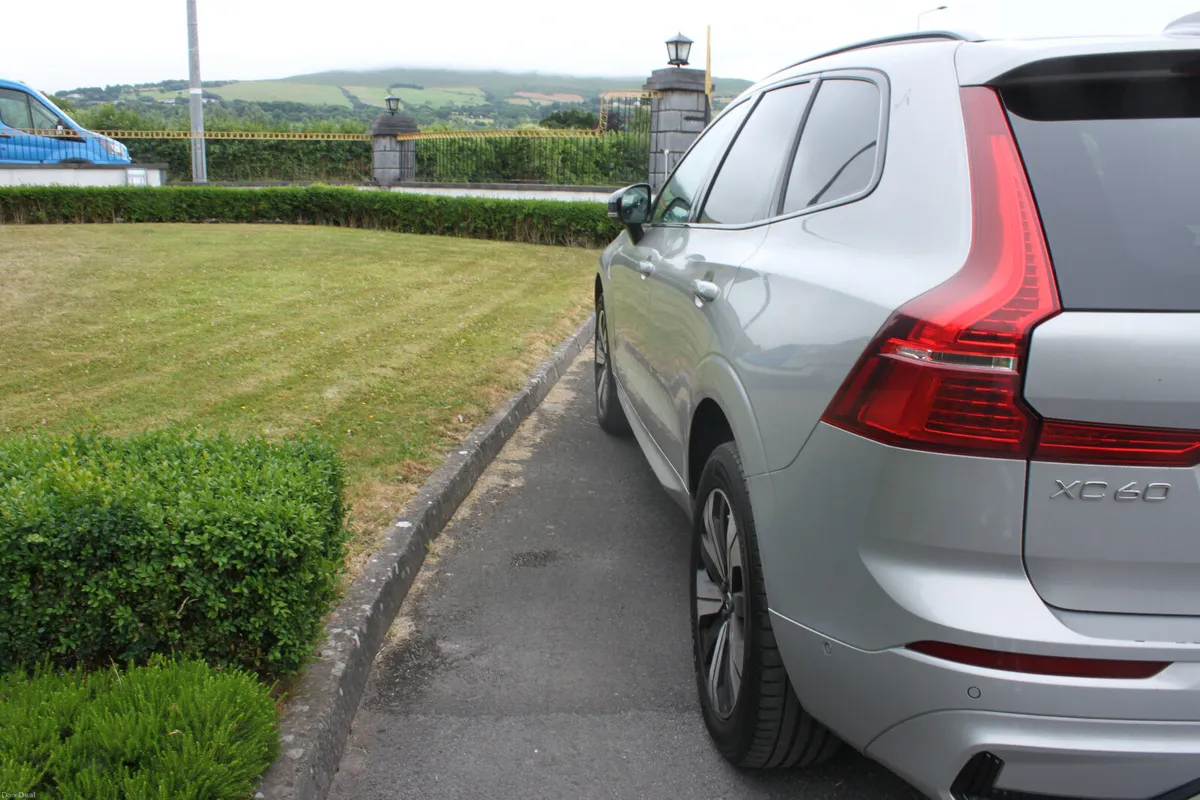 Volvo XC60 2023 (231) T6 Plus Dark AWD 2.0 Hybrid - Image 4