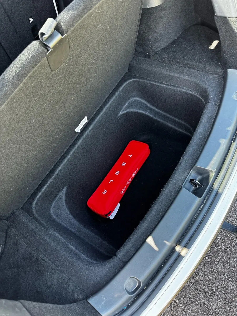 Tesla Model Y AWD Long Range - Image 3