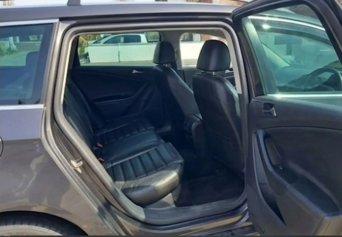 Volkswagen Passat 2009 - Image 2
