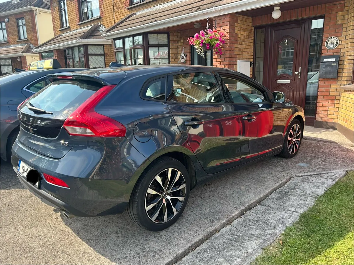 Volvo V40 2019 - Image 1
