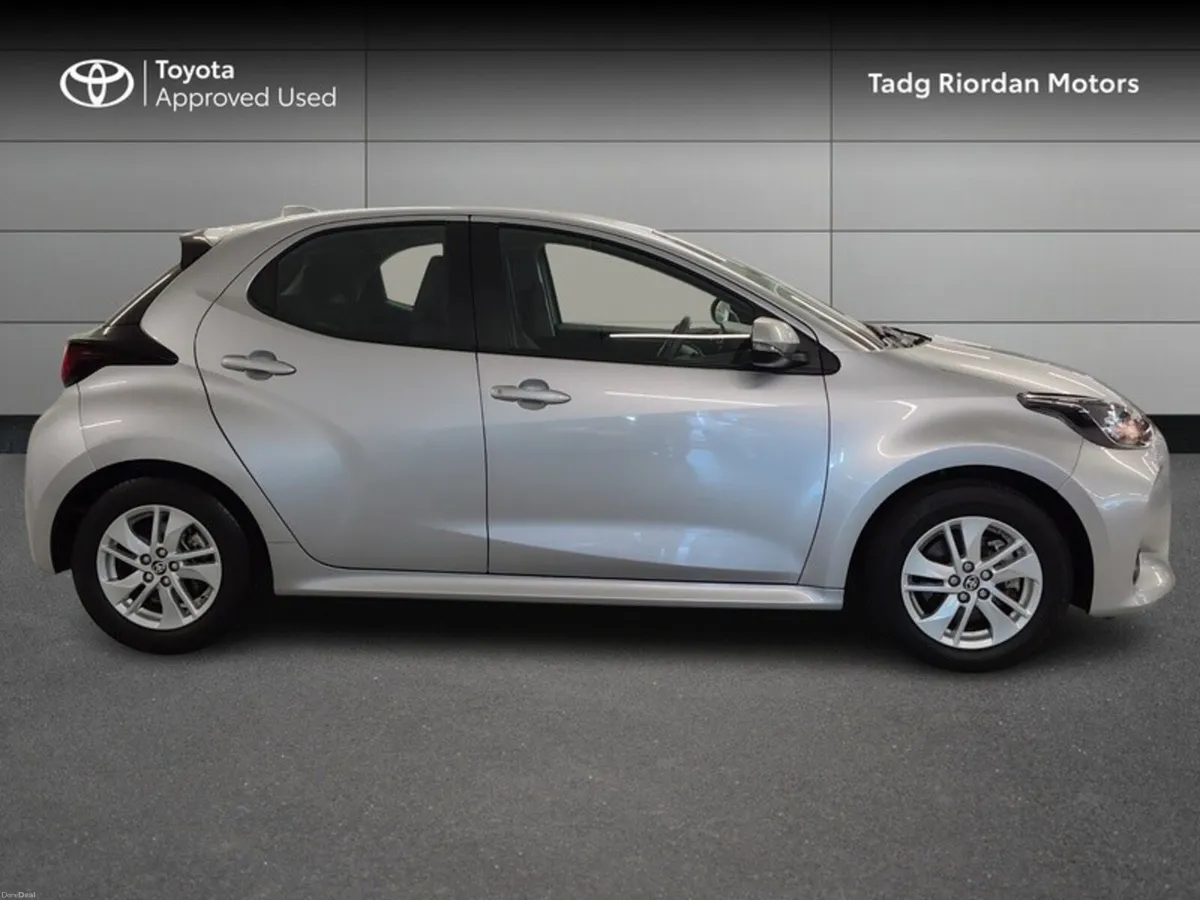 Toyota Yaris 1.5 HYBRID LUNA 4DR - Image 3