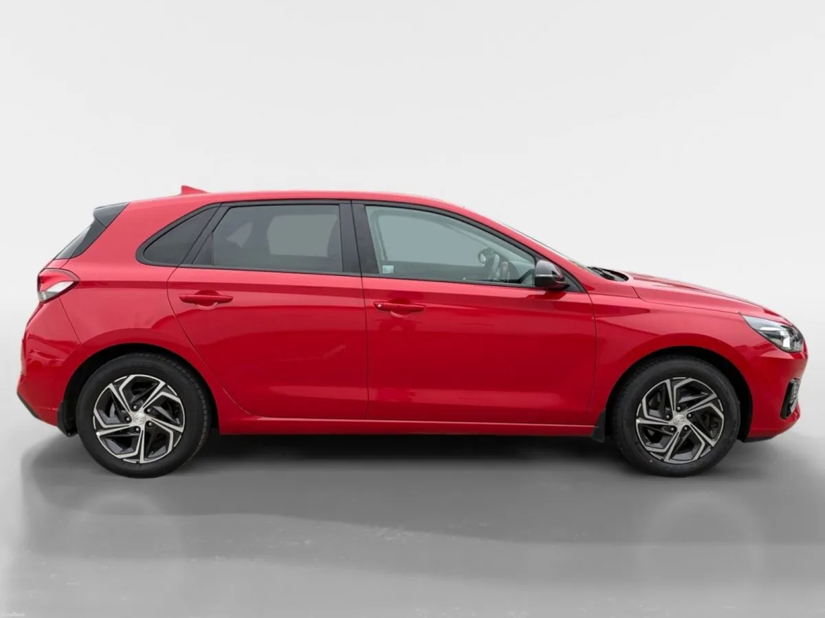 Hyundai i30 Diesel Deluxe - Image 2