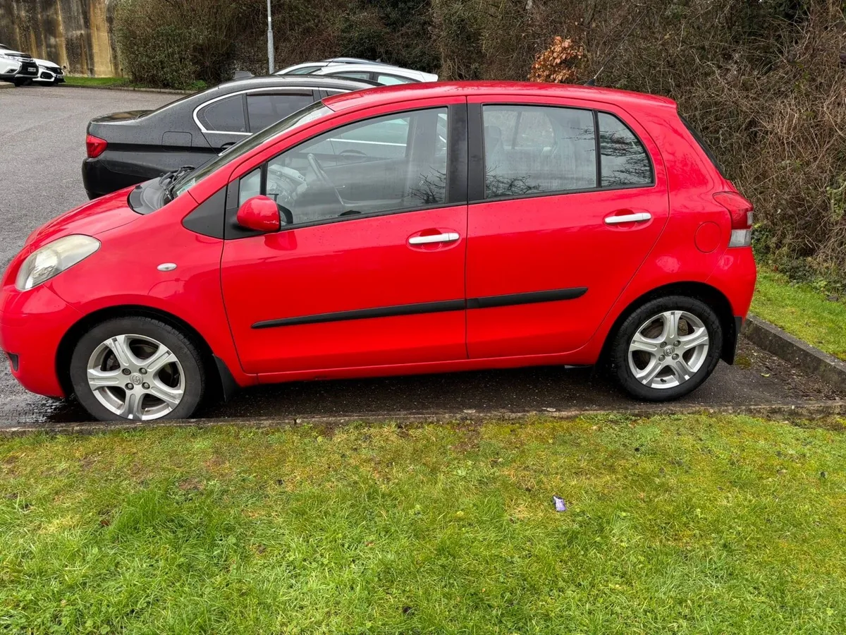 Toyota Yaris 2009 - Red - Image 3