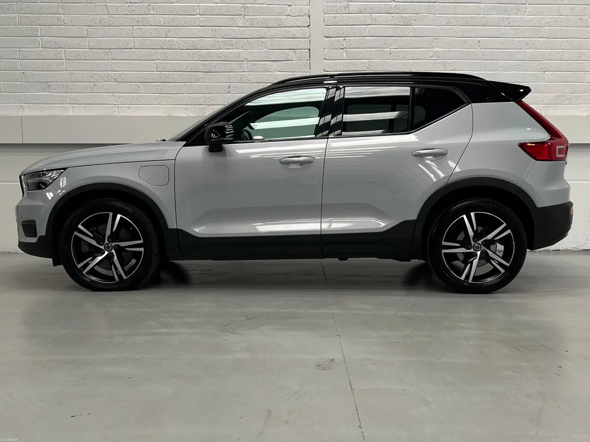 Volvo XC40 R Design T4 Recharge PHEV 211bhp Auto - Image 4