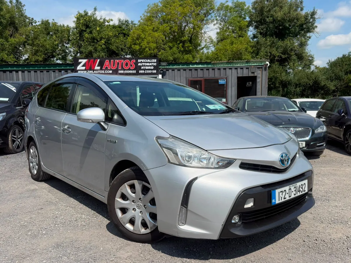 17 Toyota Prius Alpha - Image 2