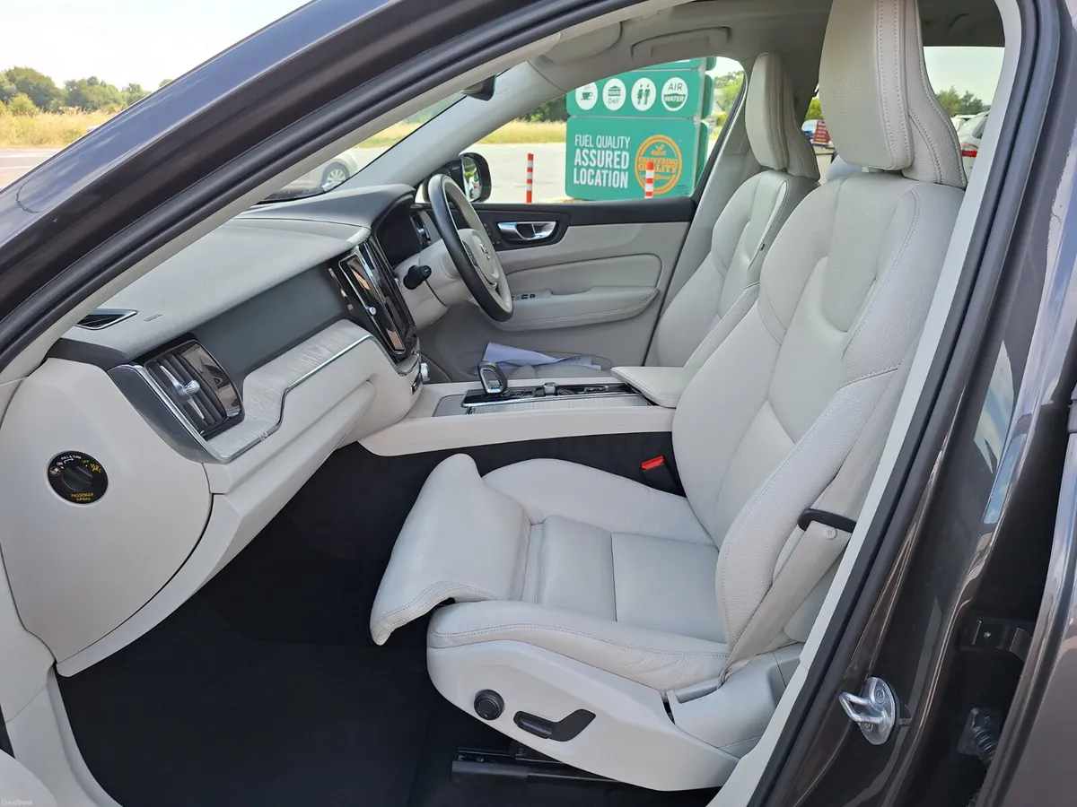 Volvo XC60 Plus Dark PHEV *Sunroof/Top Spec - Image 6