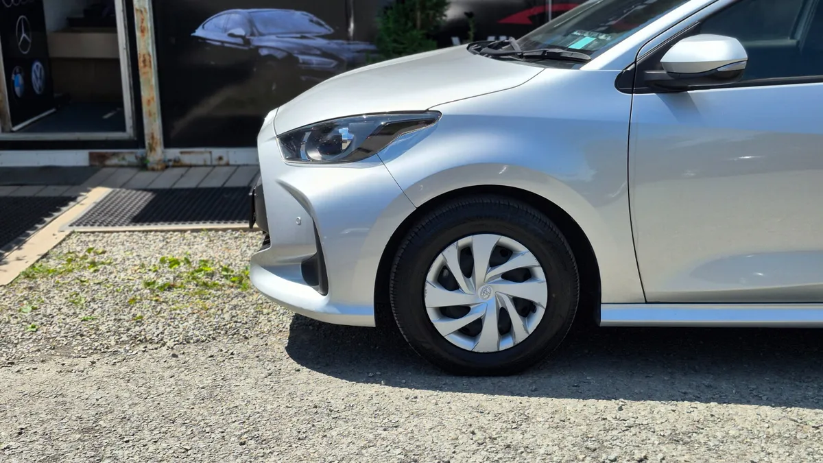 Toyota Yaris 1.5 Hybrid Automatic - Image 6