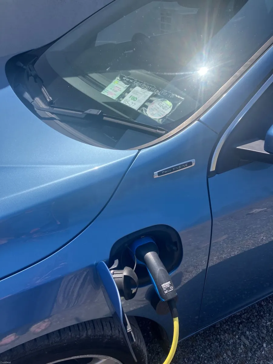 2017 Volvo V60 Diesel Plug-in Hybrid - Image 6
