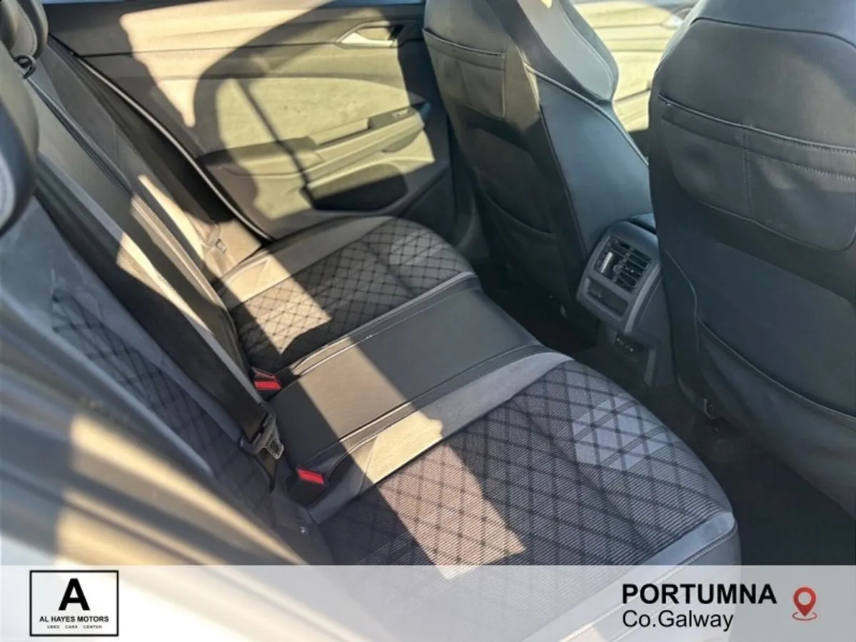 Volkswagen Golf  AUTOMATIC R-LINE 2.0 TDI 150BHP - Image 4
