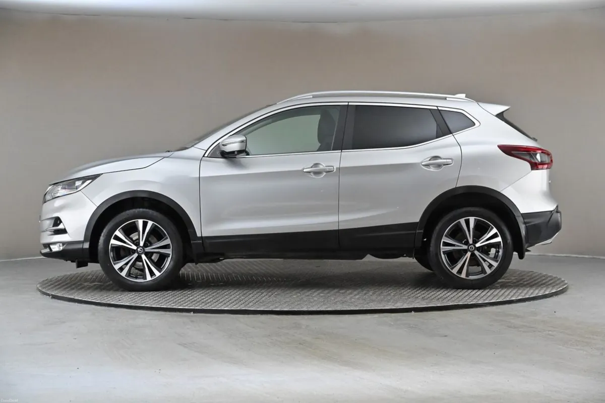 Nissan Qashqai 1.3 PET SV PREMIUM 6SPD **360 PAN C - Image 5