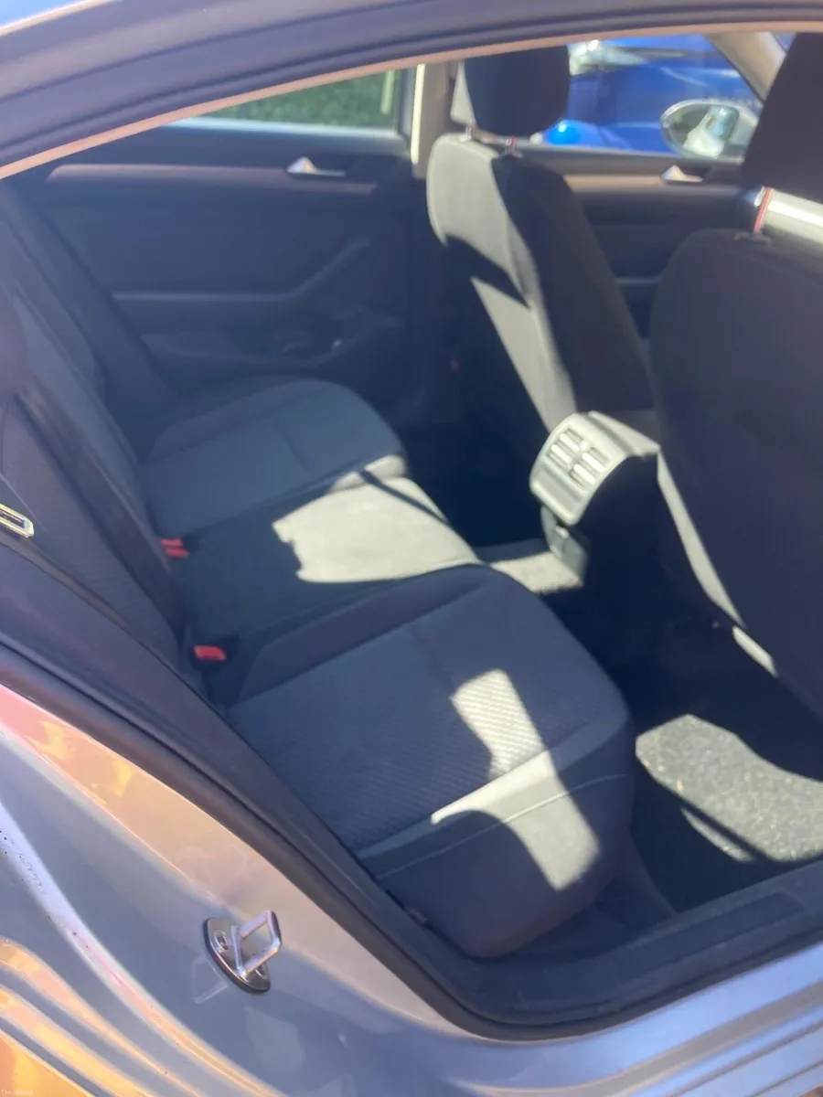 Volkswagen Passat 2017 Apple CarPlay & Reverse Cam - Image 5