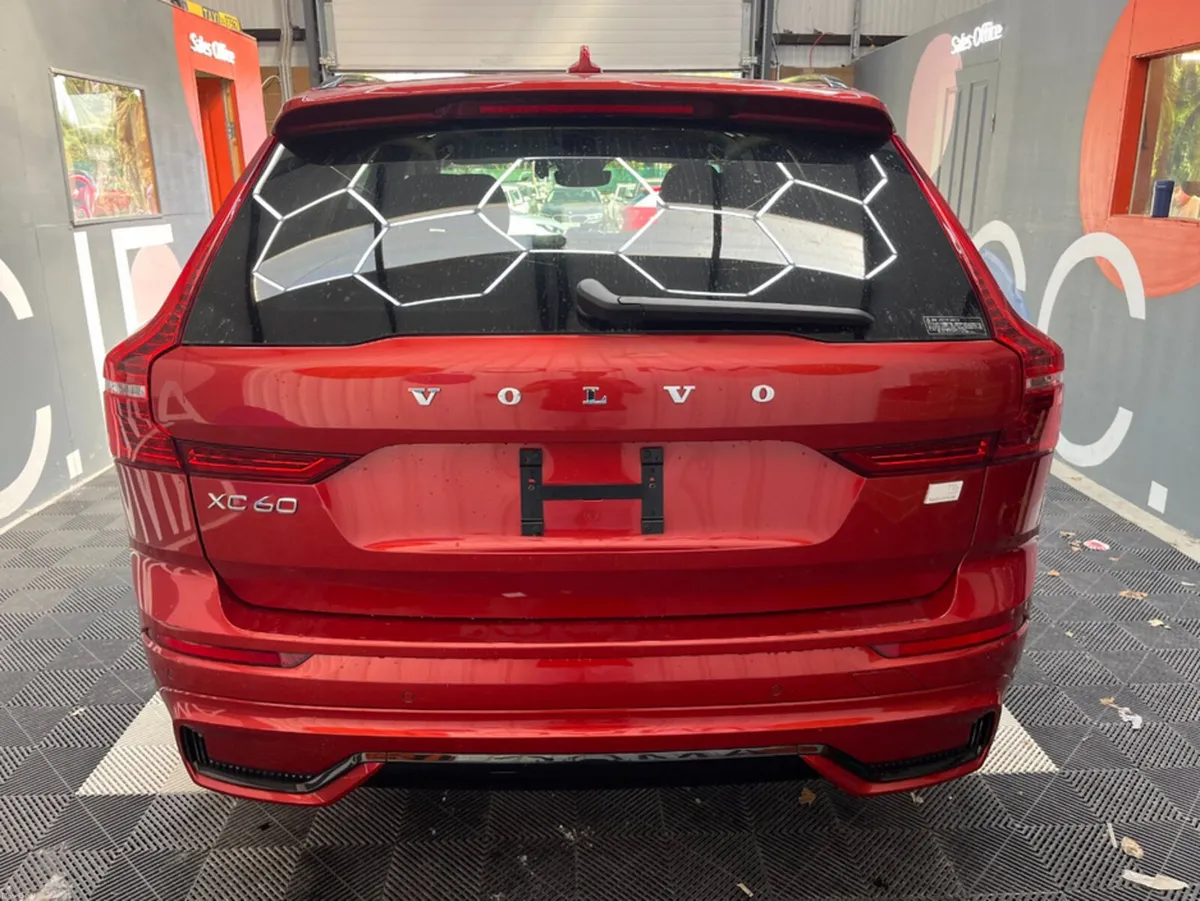 Volvo XC60 2024 VOLVO XC60 T6 PLUG-IN 2.0 AUTOMATI - Image 3