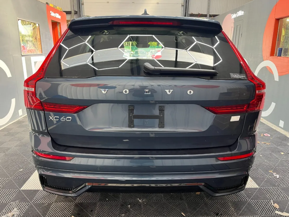 Volvo XC60 2023 VOLVO XC60 T6 PLUG-IN 2.0 AUTOMATI - Image 3