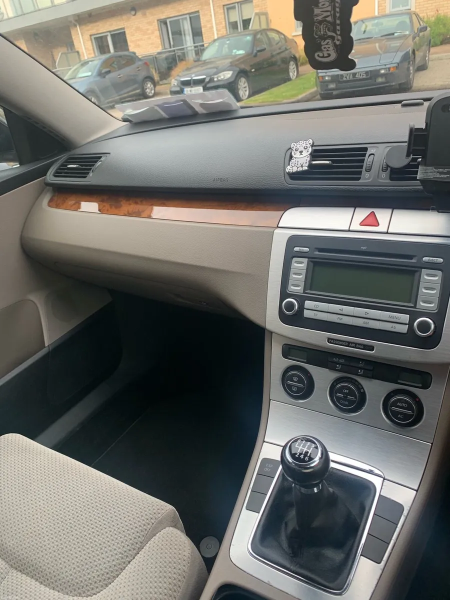 Volkswagen Passat - Image 2