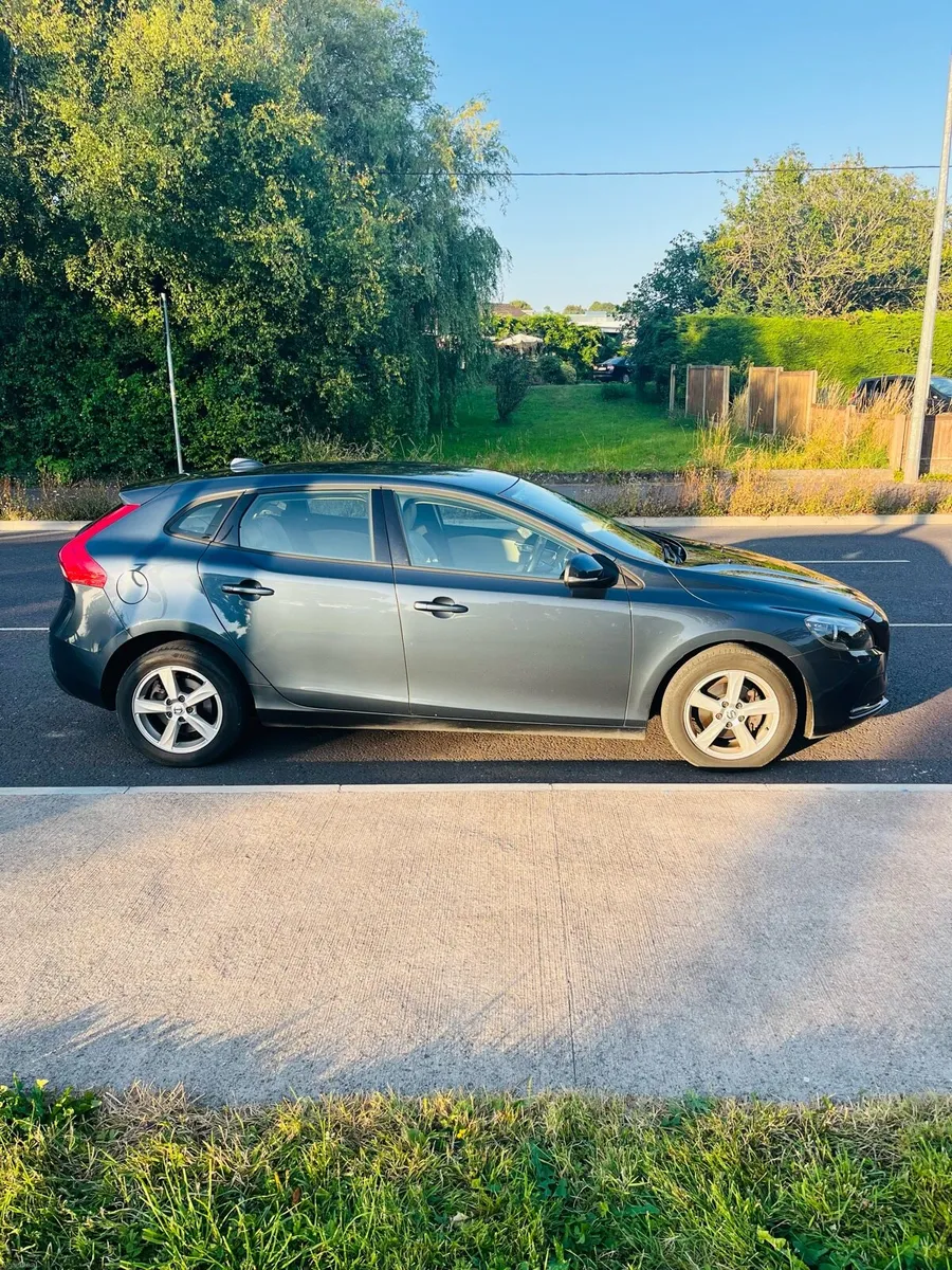 VOLVO V40 Momentum Edition D2 Manual Dark Blue - Image 3